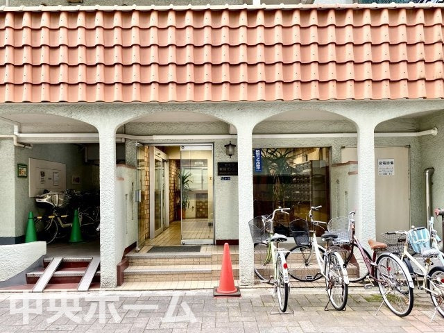セイワ東陽マンションのエントランス|【エントランス】マンションのエントランスは、その物件の印象を決める、顔とも言える場所です。毎日通る場所ですからきれいなのが一番です。エントランス内はオートロックですので暮らしの安全も確保されています。