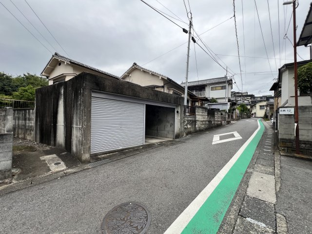 大分市永興二丁目　中古一戸建ての前面道路含む現地写真