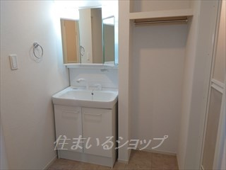 エミグランドＡの洗面所|三面鏡・シャワー付き洗面化粧台