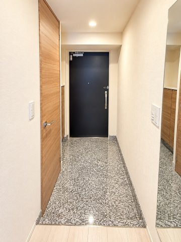 グローリオ東京住吉の玄関|【玄関】玄関には大型のシューズクローゼットを設置しておりますのでいつでもスッキリりとした空間を保てます。玄関周りを清潔に使うのはとても大事なことですよね。