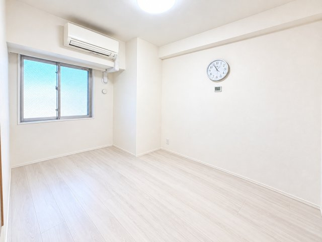 グローリオ東京住吉の洋室|【洋室】快適に過ごす条件は、一人ひとり違います。だからこそ飾り過ぎないシンプルな内装と偏り過ぎないデザインで統一しております。居住していく中でオーナー様だけの【マイホーム】に創り上げて下さい