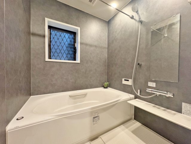 寝屋川市松屋町中古一戸建て｜4LDK＋駐車1台可の浴室|浴室乾燥機を完備したバスルーム。雨の日や花粉の季節のお洗濯にも便利で、毎日のバスタイムを快適にサポートします。