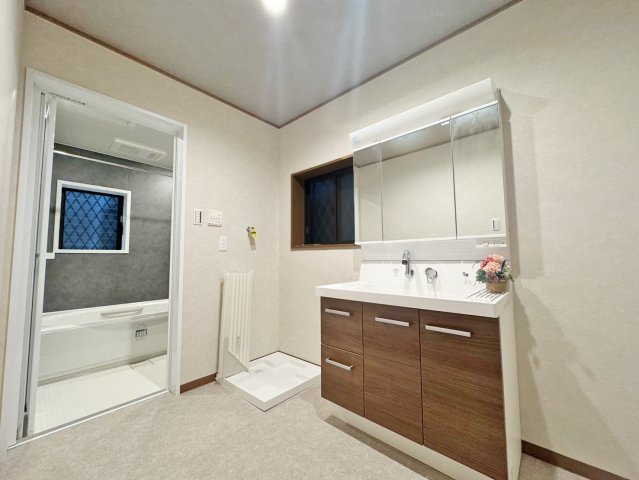 寝屋川市松屋町中古一戸建て｜4LDK＋駐車1台可の独立洗面台|三面鏡タイプの洗面化粧台を採用。身だしなみチェックがしやすく、鏡裏には小物類をすっきり収納できる使い勝手の良い設備です。