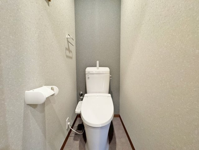 寝屋川市松屋町中古一戸建て｜4LDK＋駐車1台可のトイレ|ウォシュレット付きトイレを完備。快適な使い心地で、毎日気持ちよくご利用いただけます。清潔感にも配慮された便利な設備です。