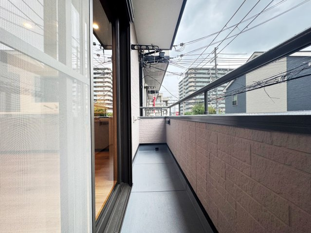 寝屋川市松屋町中古一戸建て｜4LDK＋駐車1台可のバルコニー|LDKのすぐ横にバルコニーを配置。気軽に外の空気を感じられ、室内にも自然光が届きやすい明るく開放的な住空間です。