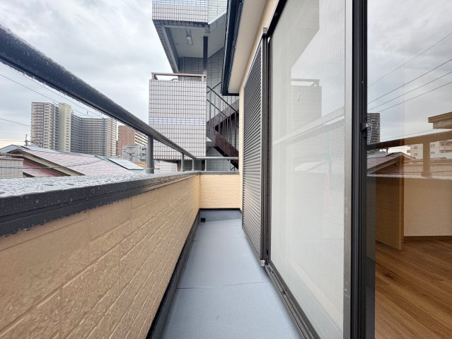 寝屋川市松屋町中古一戸建て｜4LDK＋駐車1台可のバルコニー|3階部分に設けられたバルコニー。お洗濯物やお布団を干すスペースとして活用でき、日々の暮らしに便利な屋外空間です。