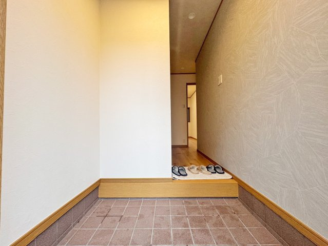 寝屋川市松屋町中古一戸建て｜4LDK＋駐車1台可の玄関|ゆとりのある開放的な玄関スペース。圧迫感が少なく、毎日の帰宅や来客を気持ちよく迎え入れられる心地よい空間です。