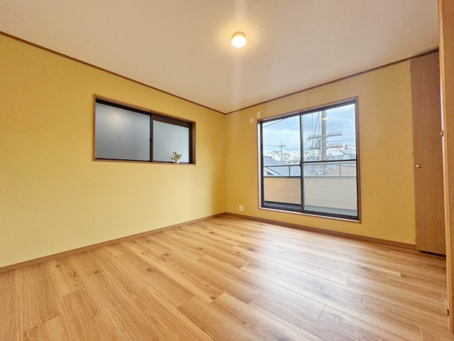 寝屋川市松屋町中古一戸建て｜4LDK＋駐車1台可の寝室|ゆとりある広さの8帖主寝室。ベッドや家具を配置しても余裕があり、一日の疲れをゆっくりと癒せる落ち着いたプライベート空間です。