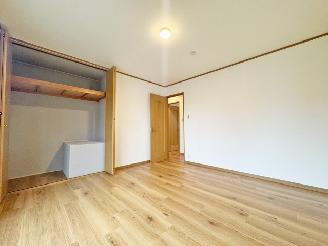 寝屋川市松屋町中古一戸建て｜4LDK＋駐車1台可の収納|クローゼットを完備しており、衣類やバッグ、小物類などをまとめて収納可能。お部屋をすっきり広々と使える便利な収納スペースです。