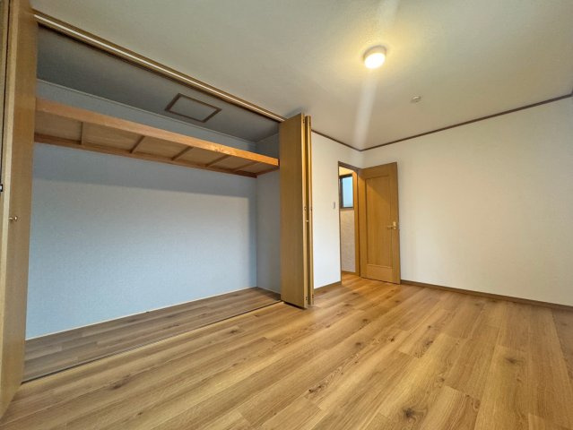 寝屋川市松屋町中古一戸建て｜4LDK＋駐車1台可の子供部屋|ゆとりある広さの7.5帖洋室。ベッドや学習机を置いても余裕があり、お子様の成長に合わせて長く使える快適なお部屋です。