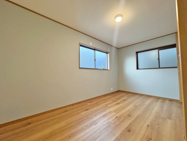 寝屋川市松屋町中古一戸建て｜4LDK＋駐車1台可の洋室|LDKに隣接した6帖の洋室。扉を開ければリビングと一体の空間として使え、家族のくつろぎスペースやお子様のお部屋にも便利です。