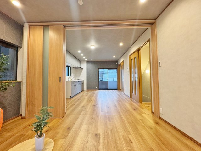 寝屋川市松屋町中古一戸建て｜4LDK＋駐車1台可の洋室|リビング横の洋室は、扉を開けることでLDKと一体利用が可能。空間に広がりが生まれ、家族構成やライフスタイルに合わせて多目的に活用できます。