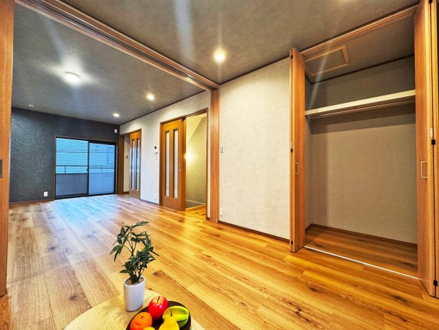 寝屋川市松屋町中古一戸建て｜4LDK＋駐車1台可の収納|クローゼットを完備した洋室。衣類や小物類をすっきり収納でき、お部屋を広く有効活用できる便利な収納スペースです。
