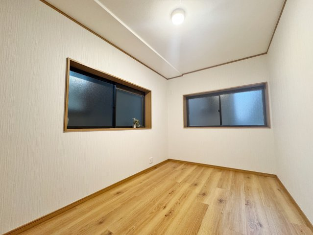 寝屋川市松屋町中古一戸建て｜4LDK＋駐車1台可の洋室|6帖の洋室は、寝室や子供部屋、書斎など幅広い用途に活用できる使い勝手の良い空間です。ゆったりと自分の時間を過ごせます。