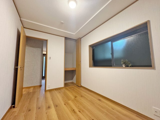 寝屋川市松屋町中古一戸建て｜4LDK＋駐車1台可の収納|収納スペースを備えた洋室。衣類や日用品などをすっきり片付けられ、お部屋を広く有効活用できる便利な空間です。
