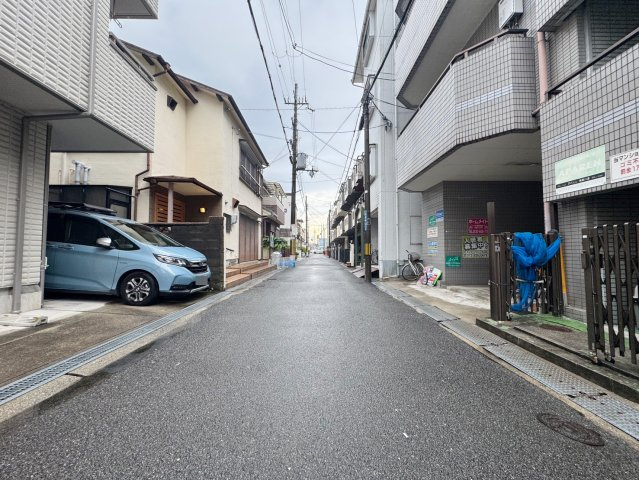 寝屋川市松屋町中古一戸建て｜4LDK＋駐車1台可の前面道路含む現地写真|前面道路　幅員4ｍ