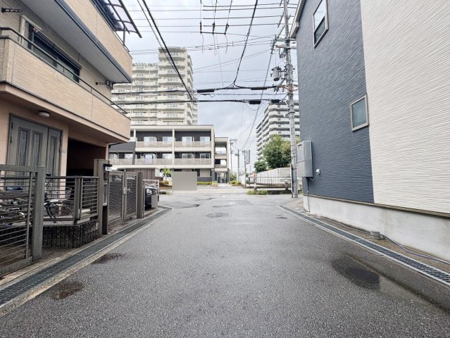 寝屋川市松屋町中古一戸建て｜4LDK＋駐車1台可の前面道路含む現地写真|前面道路　幅員4ｍ