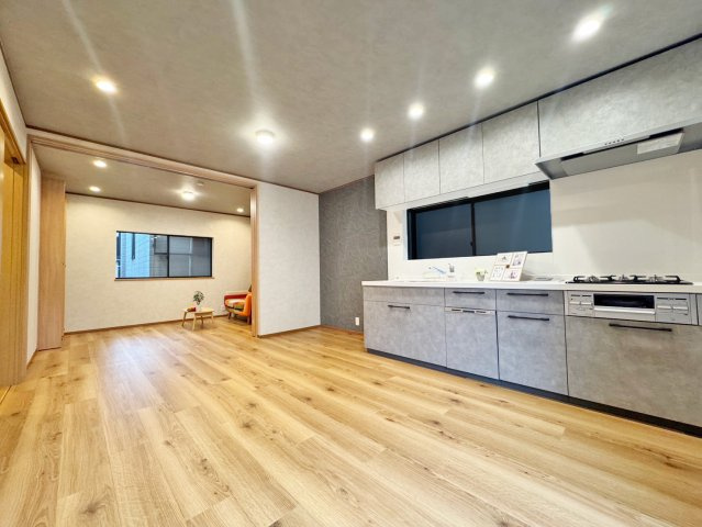 寝屋川市松屋町中古一戸建て｜4LDK＋駐車1台可の居間・リビング|キッチンのすぐそばにダイニングスペースを配置。配膳や片付けがスムーズにでき、毎日の食事の準備も快適に行えます。