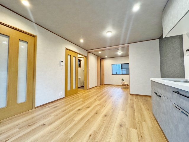寝屋川市松屋町中古一戸建て｜4LDK＋駐車1台可のダイニング|10帖のLDKは、ダイニングとリビングを使い分けやすく、家族でゆったりとくつろげる居心地の良い空間です。