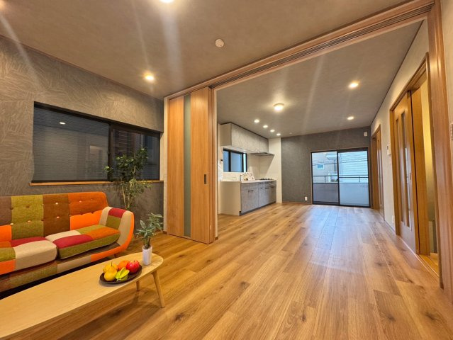 寝屋川市松屋町中古一戸建て｜4LDK＋駐車1台可のキッチン|LDK10帖と洋室6帖が続き間になっており、扉を開ければひと続きの広々空間に。家族構成やライフスタイルに合わせて多目的に活用できます。