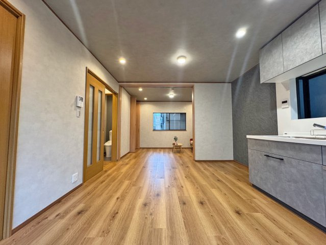 寝屋川市松屋町中古一戸建て｜4LDK＋駐車1台可の居間・リビング|バルコニーに面した10帖のLDK。外からの自然光が差し込み、明るく開放感のある空間で家族団らんの時間をお楽しみいただけます。