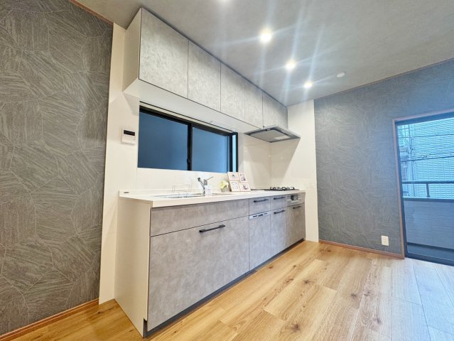 寝屋川市松屋町中古一戸建て｜4LDK＋駐車1台可のキッチン|壁付けキッチンを採用し、空間を有効活用したすっきりとした間取り。リビングやダイニングを広く使いやすく、家具の配置もしやすい設計です。