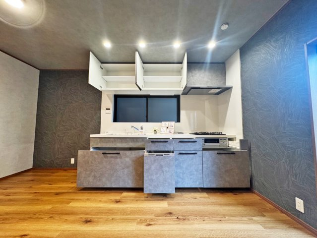寝屋川市松屋町中古一戸建て｜4LDK＋駐車1台可のキッチン|収納スペースが豊富なキッチン。調理器具や食器、食品ストックなどをすっきり整理でき、使いやすく快適な調理空間を実現します。