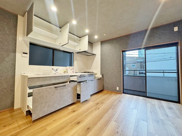 寝屋川市松屋町中古一戸建て｜4LDK＋駐車1台可のキッチン|バルコニー横に配置されたキッチン。窓から自然光が差し込む明るい空間で、換気もしやすく快適にお料理を楽しめます。