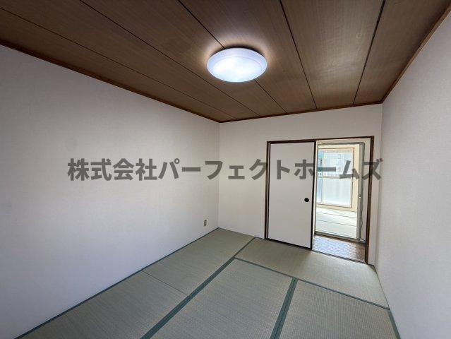 船橋本町2丁目戸建　賃貸の和室|明るい和室です