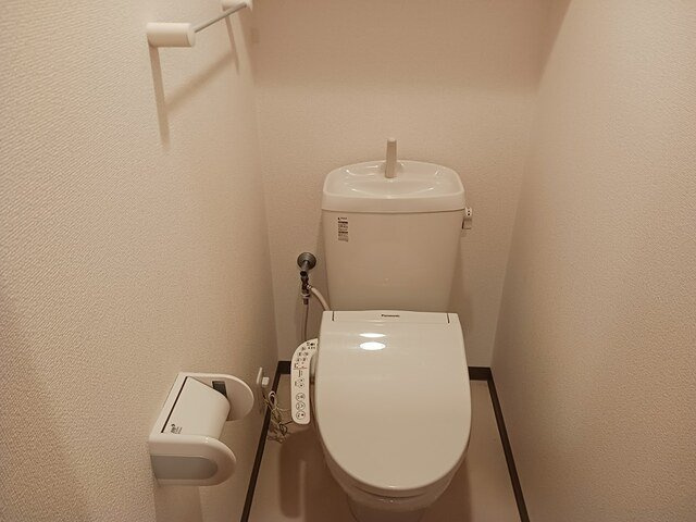 ラフィナートⅡのトイレ|落ち着いた色調のトイレです