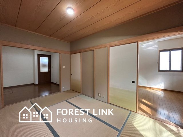 東山本新町3丁目の和室|1階約6.2帖の和室。洋室とDKとひとつながりで開放感ある空間となっております