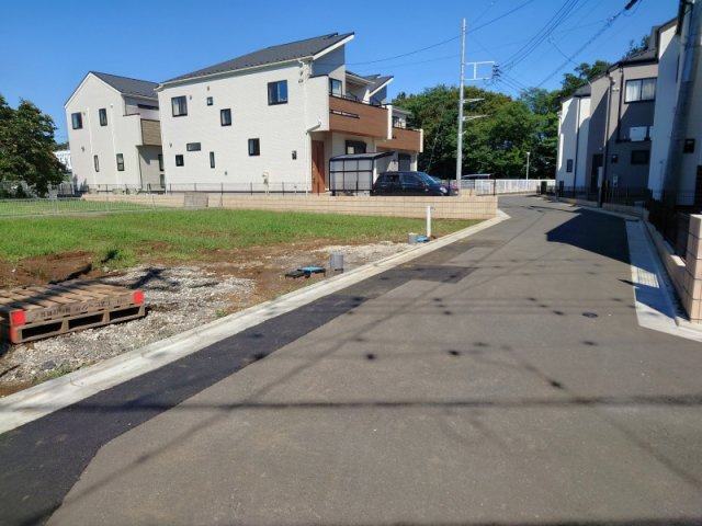 所沢市下安松 全2棟 新築分譲住宅 4,980万円の前面道路含む現地写真