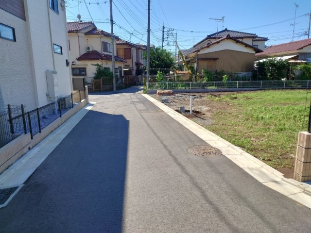 所沢市下安松 全2棟 新築分譲住宅 4,980万円の前面道路含む現地写真