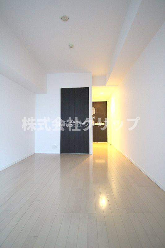 ライジングプレイス桜木町二番館の居間・リビング