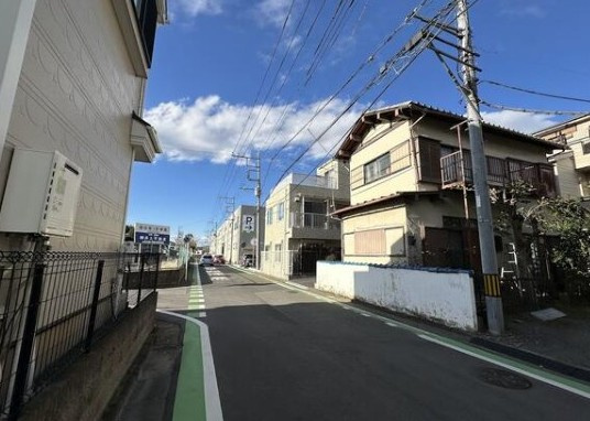 【土地】坂戸市薬師町建築条件なし売地の前面道路含む現地写真