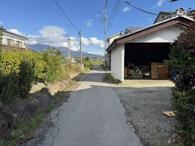 上田市塩川　土地の前面道路含む現地写真