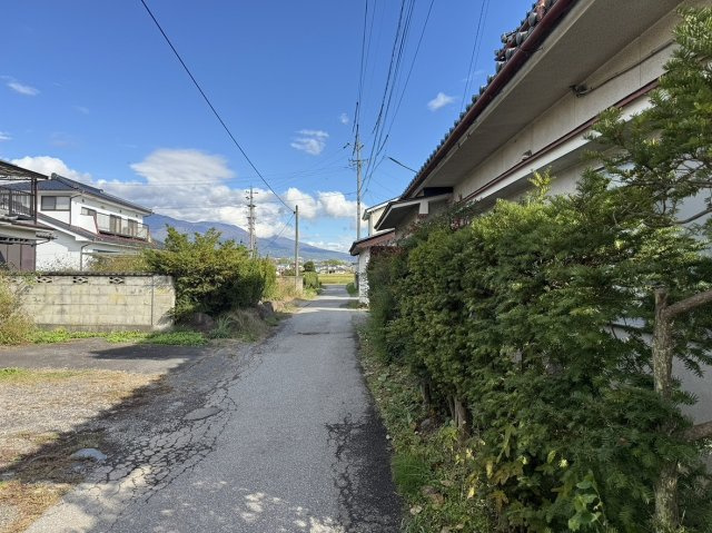 上田市塩川　土地の前面道路含む現地写真