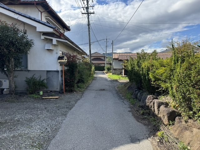 上田市塩川　土地の前面道路含む現地写真