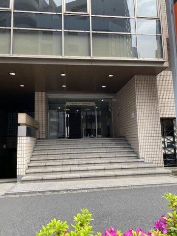 渋谷区代々木１丁目の店舗事務所のエントランス
