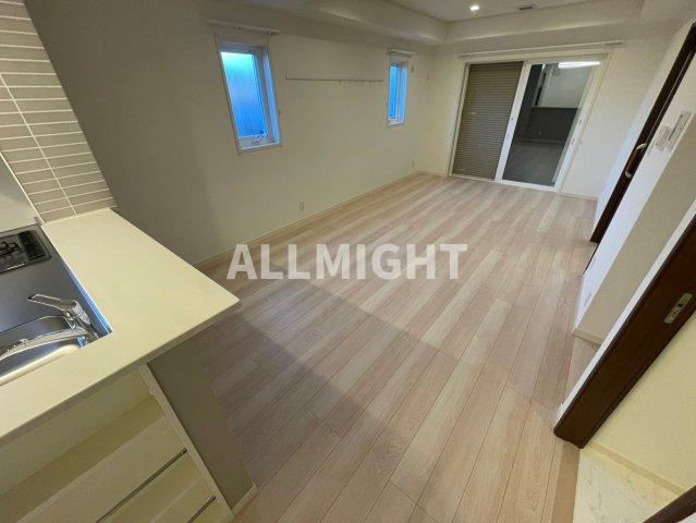 川崎市多摩区長尾４丁目のテラスの居間・リビング|★お部屋探しはオールマイト不動産までご相談下さい♪【044-543-9135】