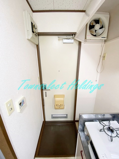 茅ヶ崎市十間坂１丁目のアパートの玄関