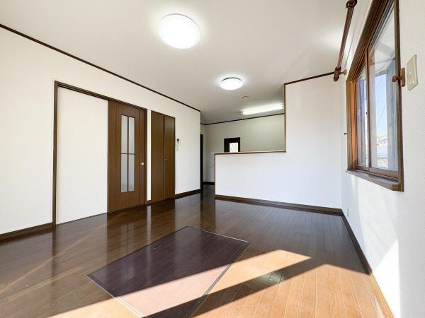 皆春 戸建ての居間・リビング|広々とした空間が特徴のリビングです。大きな窓から光が差し込み室内が明るく感じられます。木目調のフローリングが落ち着いた雰囲気を演出します。