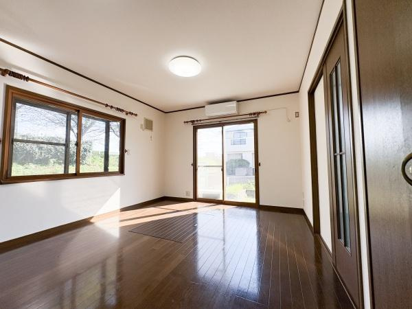 皆春 戸建ての居間・リビング|リビングは広々とした空間が広がり明るい日差しが差し込みます。窓からは外の景色を楽しめる設計です。