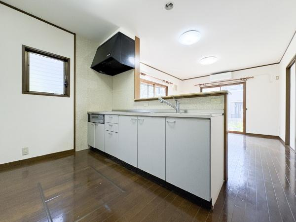 皆春 戸建てのキッチン|シンプルで使いやすいキッチンです。収納スペースも備わっており整理整頓がしやすい造りとなっています。清潔感のある空間が広がります。