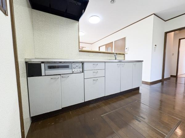 皆春 戸建てのキッチン|白を基調としたキッチンは清潔感がありシンプルなデザインが魅力です。広々としたキッチン空間です。