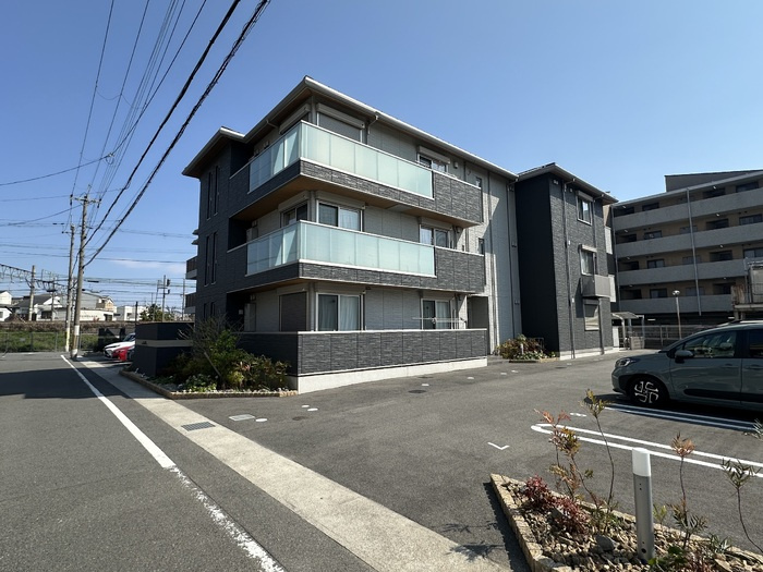 エオニオ桂川の外観|桂川駅徒歩9分。オートロックと防犯カメラ完備の築浅物件
