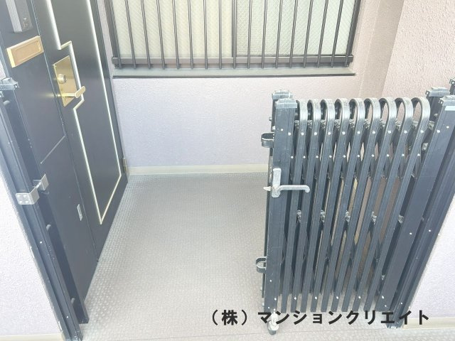 ロアール高木の玄関|玄関前に門扉付きのポーチがあります。