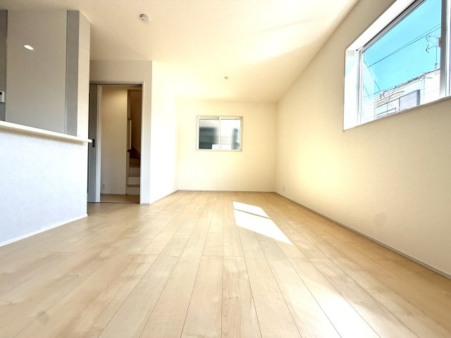越谷市蒲生４丁目　中古戸建の居間・リビング|視線が外へ抜け開放感を感じられる素敵なリビング。日々の疲れを優しく癒やしてくれる居場所です。