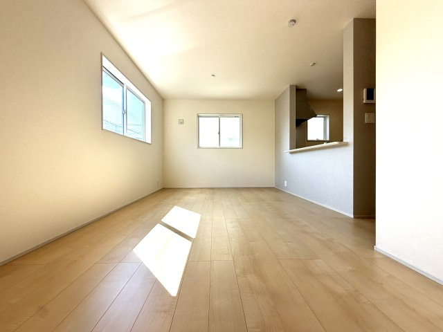 越谷市蒲生４丁目　中古戸建の居間・リビング|家族の笑顔が集まる快適なリビング。吹き抜ける風と柔らかな陽光が心地よい時間を演出します。