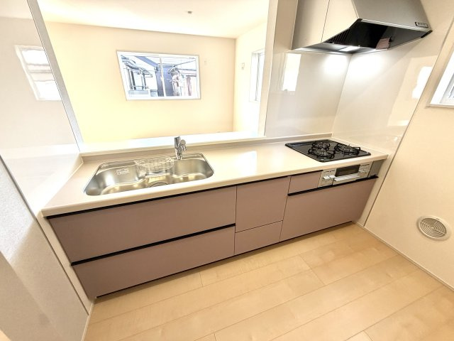 越谷市蒲生４丁目　中古戸建のキッチン|シンクが広く大きなお鍋やフライパンも洗いやすいキッチン。水はけが良く日々の掃除も簡単です。